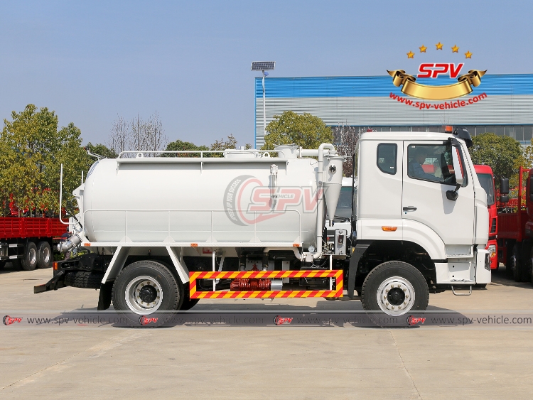 Sinotruk Septic Tank Truck 7,000 Litres - Right Side View
